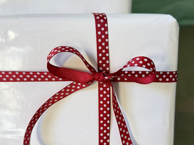 Silkebånd m. prikker bordeaux 10mmx91m