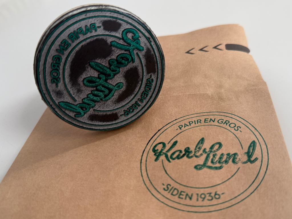 Håndstempel med eget logo i max størrelse Ø70mm eller 70 x 70 mm