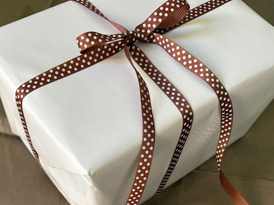 Silkebånd m. prikker brunt 10mmx91m