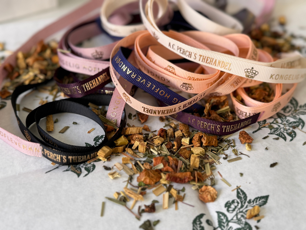 Silkebånd 9mm med tryk - 20 ruller i glat eller rillet