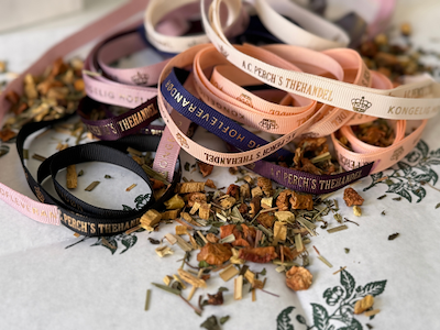 Silkebånd 9mm med tryk - 20 ruller i glat eller rillet