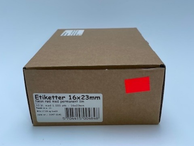 Etiketter 16x23 neon rød m/ perm. lim- 10 rl. m/ 1.000 stk.