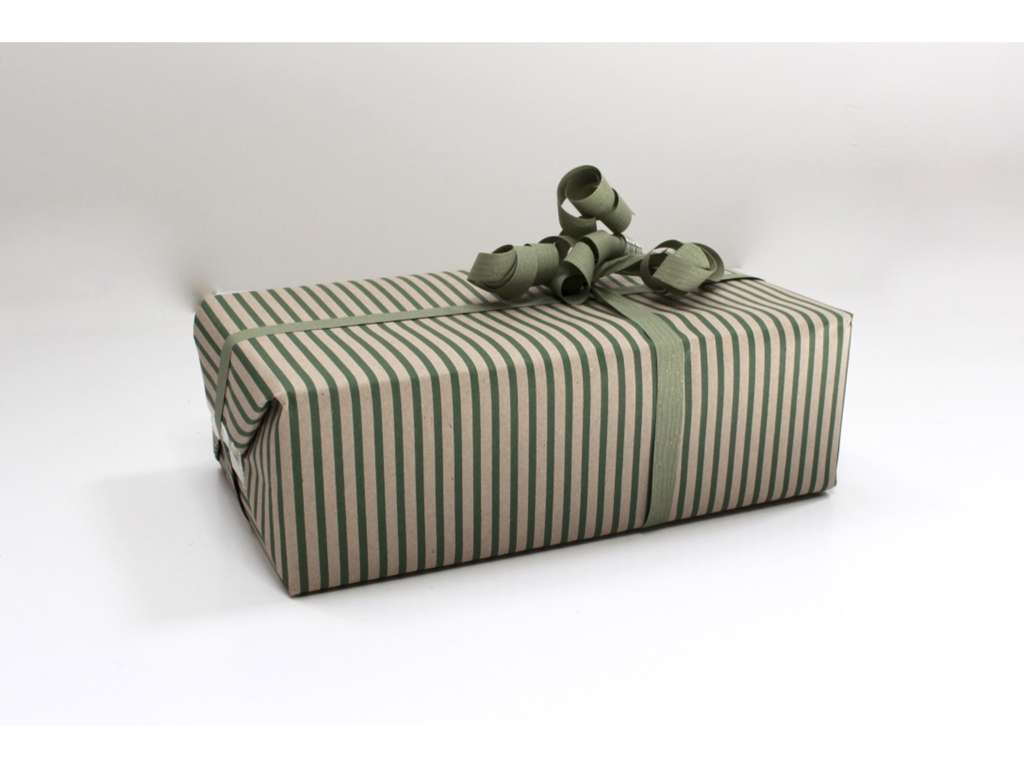 Gavepapir green stripes 55cmx130 m. FSC genbrugspapir
