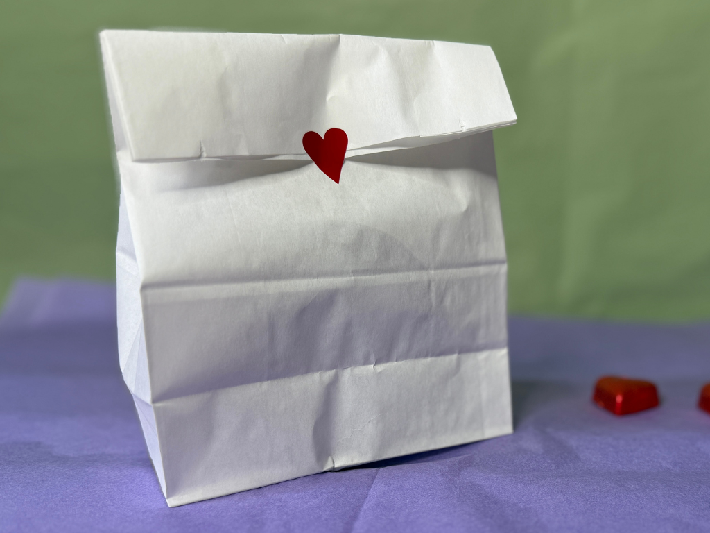 Små hjerteetiketter røde. 1000 stk pr. rulle