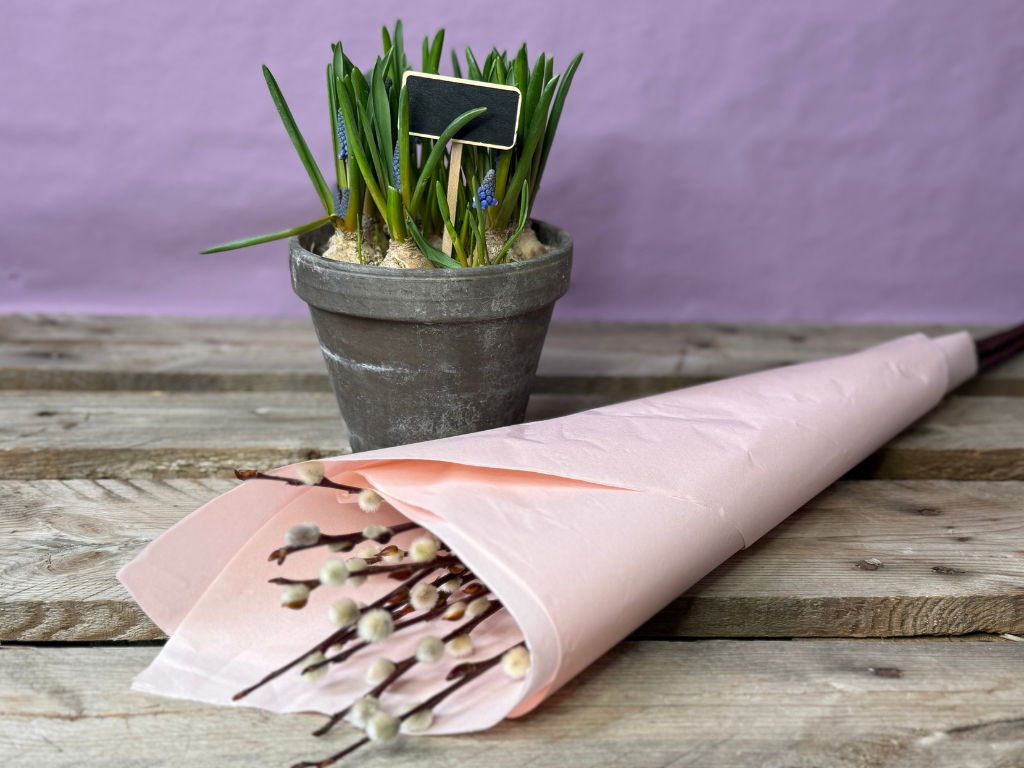 Wooden sign w/board 3 x 6 cm.