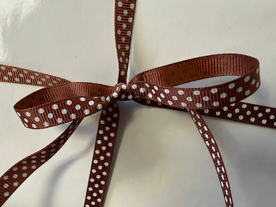 Silkebånd m. prikker brunt 10mmx91m