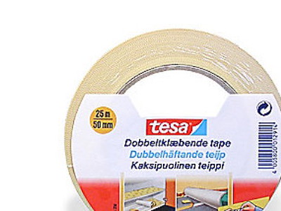 Dobbeltklæbende tape Universal er en dobbeltklæbende tæppetape.
