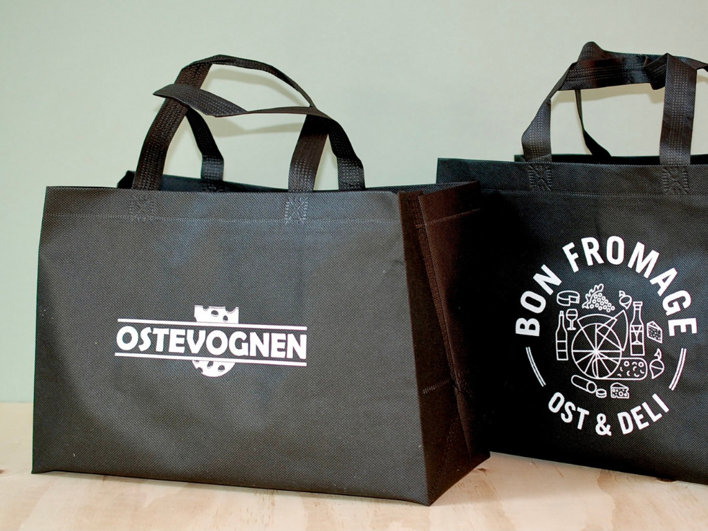 Sorte non wowen tasker med logo tryk i en farve på to sider