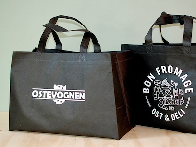 Sorte non wowen tasker med logo tryk i en farve på to sider