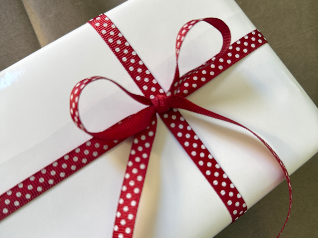 Silkebånd m. prikker bordeaux 10mm x 91m